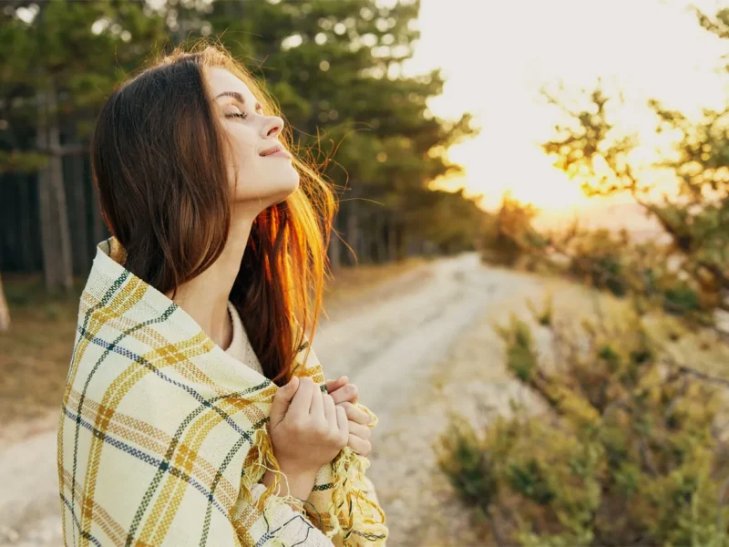 Frau genießt Abendsonne